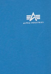 Modra bombažna majica s belim logotipom, ki vsebuje stilizirano črko "A" in vodoravne črte, nameščena v zgornjem levem kotu.
