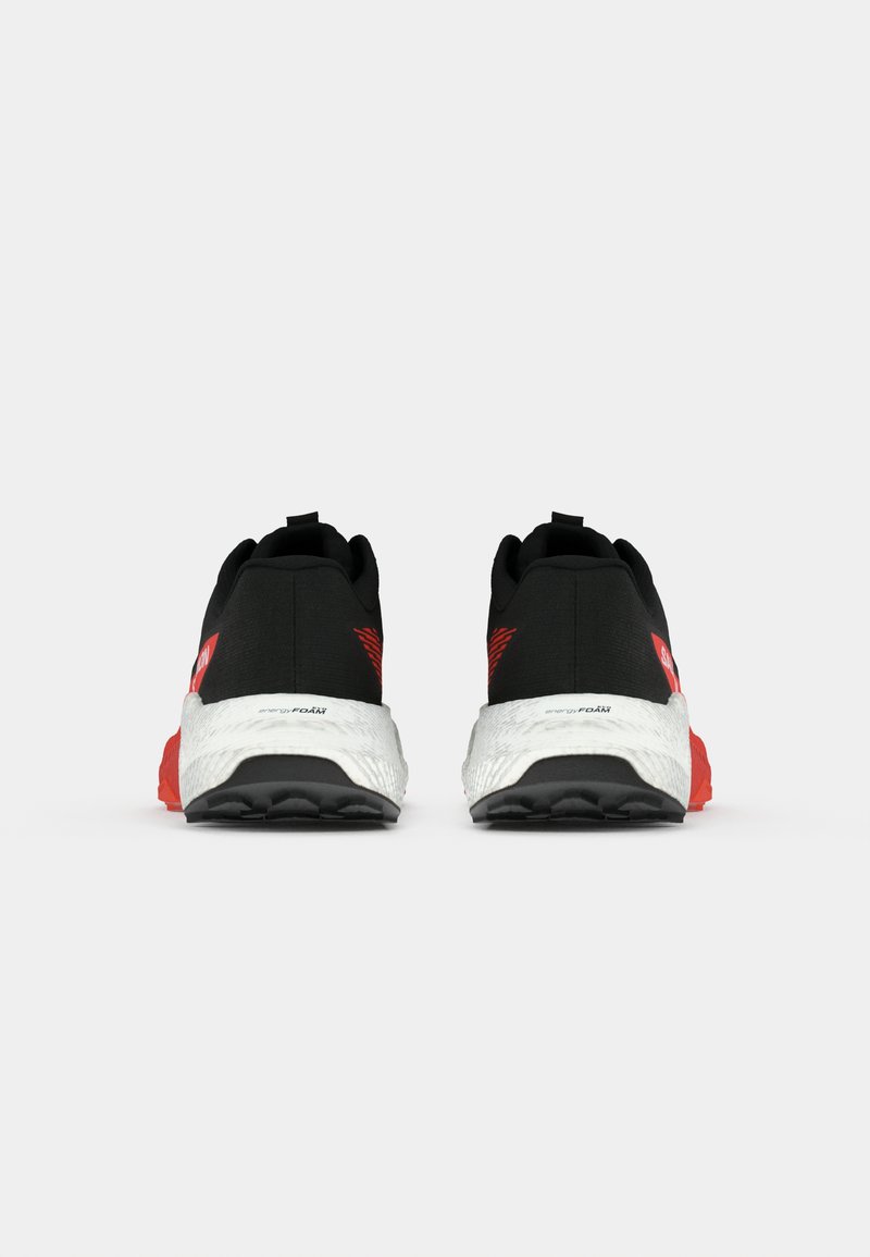 Schwarze Sportschuhe mit roten Akzenten, Obermaterial aus strukturiertem Stoff, weiße Zwischensohle mit Energie-Schaum und schwarze Gummiaußensohle.