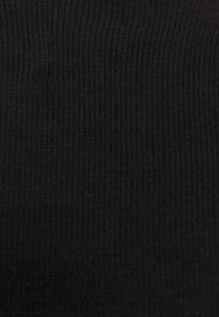 Tissu noir côtelé avec une surface texturée, étroitement tissé et de couleur uniforme, créant une apparence lisse.