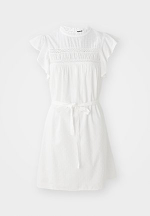 Valkoinen mekko, jossa on lyhyet röyhelömäiset hihat, smockattu yläosa ja nauhavyötärö. Mekossa on hienovarainen kohokuvioitu pistekuvio ja korkea kaulus.