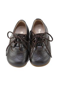 Zapatos de cuero marrón con punta redondeada, detalles de brogue y cordones marrones. Textura suave con una suela reforzada para mayor durabilidad.