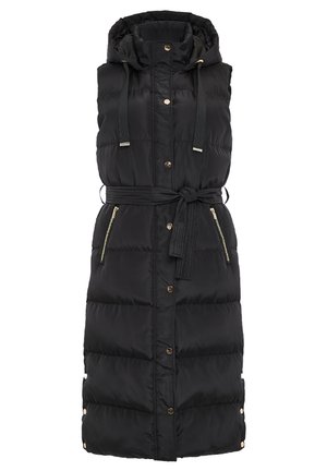 Zwarte puffer vest met kap, strikceintuur in de taille, gouden drukknoopjes en ritszakken. Gequilte textuur met horizontale secties.
