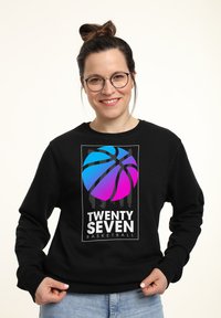 Felpa nera con una grafica colorata a gradiente di un pallone da basket. Testo "TWENTY SEVEN BASKETBALL" in grassetto bianco sotto.