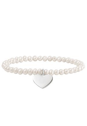 Weißes Perlenarmband mit einem glänzenden silbernen herzförmigen Anhänger, der in der Mitte einer Kette aus gleichmäßigen runden Perlen sitzt.