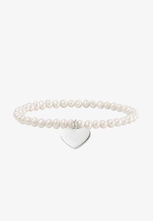 Weißes Perlenarmband mit einem glänzenden silbernen herzförmigen Anhänger, der in der Mitte einer Kette aus gleichmäßigen runden Perlen sitzt.