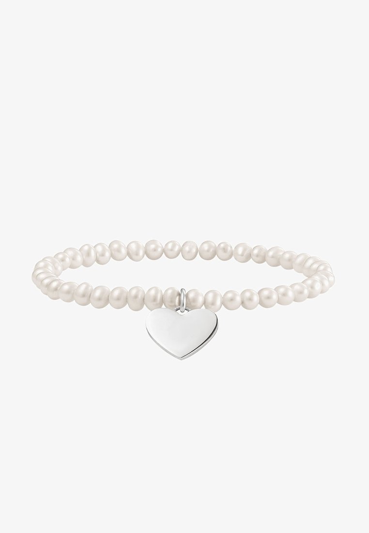 Bracelet en perles blanches avec un charme en forme de cœur argenté brillant centré sur une rangée de perles rondes uniformes.