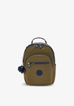 Olijfgroene rugzak van nylon, met een voorvak met ritssluiting, marineblauwe ritsen en een sleutelhanger in de vorm van een aapje. Rond logo aan de voorkant.