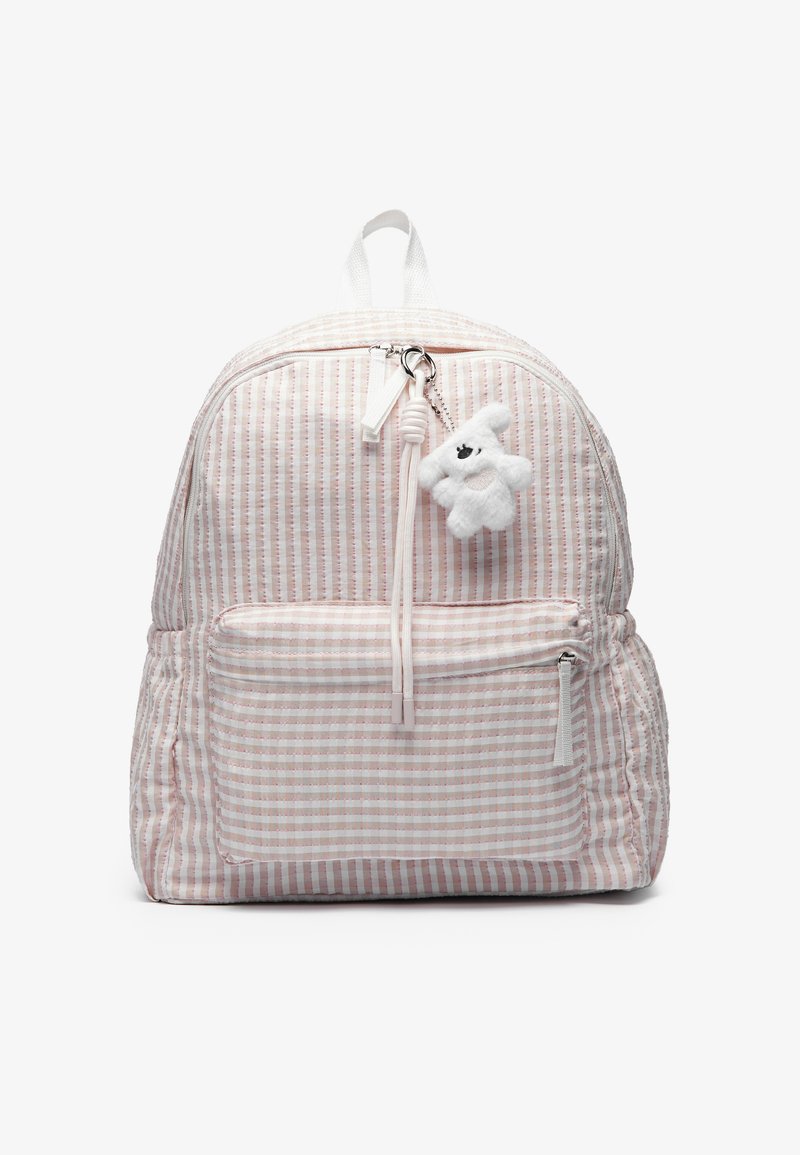 Zaino a strisce rosa e bianche con scomparto principale con zip, tasca frontale, spallacci regolabili e un accessorio portachiavi a forma di orsetto peloso.