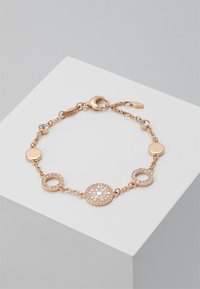Bracciale dorato con maglie circolari, una delle quali presenta cristalli trasparenti incastonati, rifiniture in metallo lucido e chiusura a moschettone.