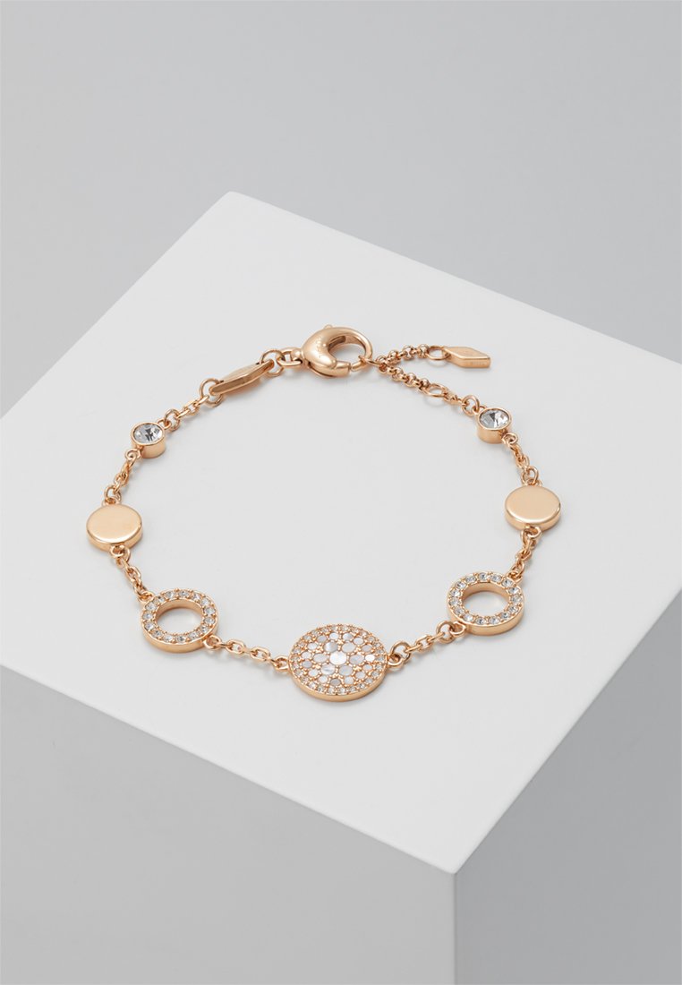 Bracciale dorato con maglie circolari, una delle quali presenta cristalli trasparenti incastonati, rifiniture in metallo lucido e chiusura a moschettone.
