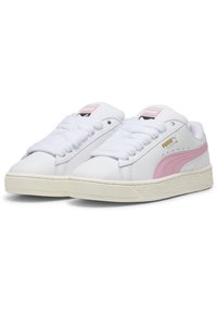 Fehér sneaker rózsaszín akcentusokkal, bőr felsőrésszel, kerek orral, texturált gumi talppal, arany logóval és három sor fűzőlyukkal.
