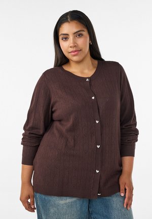 Zizzi, STRICKJACKE MIT HERZ-LOCHSTICKEREI - Ζακέτα - braun