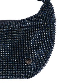 Borsa a mano blu navy coperta di paillettes iridescenti, forma arrotondata con superficie testurizzata, caratterizzata da un piccolo logo nero.