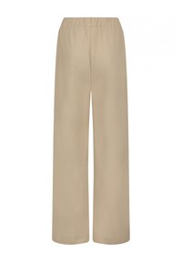 Beige wijde broek met een elastische tailleband. Gladde stof met een zachte textuur. Volledige lengte en rechte snit zonder zakken.