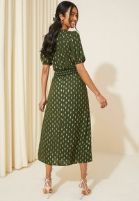 Friends Like These PUFF SLEEVE RUCHED V NECK REGULAR FIT - Denné šaty - khaki green