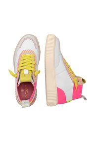 Høje sneakers i hvid læder med lyserøde og gule accenter. Har teksturerede snørebånd og en kraftig beige sål. Mønstret mesh-detaljering i flere farver.