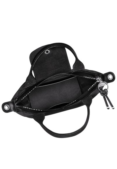 Schwarze Tragetasche mit einer strukturierten, glatten Oberfläche, ausgestattet mit doppelten Griffen, einem Reißverschluss und einer Innen Tasche mit Logo-Detail.