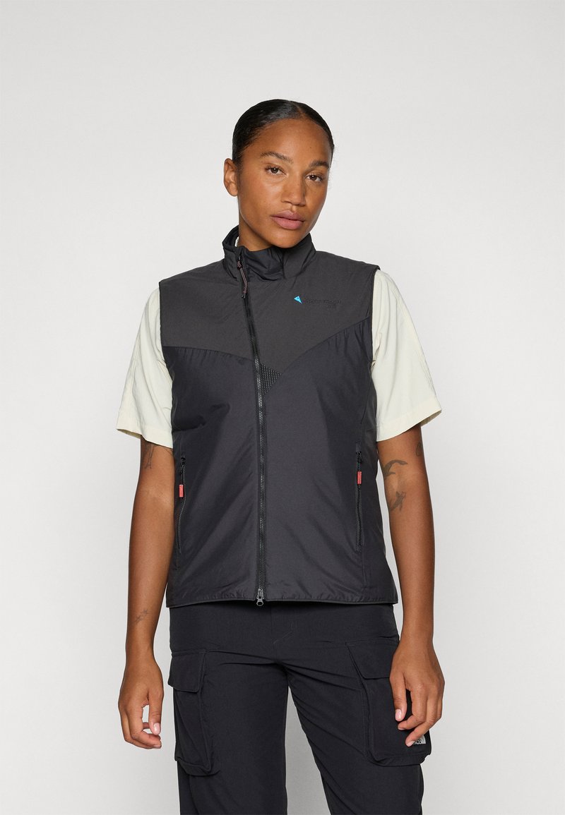 Gilet leggero nero con collo alto, frontale zip e tasche laterali. Presenta un pannello grigio a contrasto e un branding minimale.