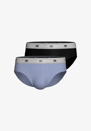 Zwei Herren-Slips, einer schwarz und einer hellblau, beide mit einem breiten grauen Bund mit wiederholendem "M1"-Logo.