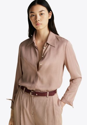 Pasiasta, długosleeve koszula zapinana na guziki w miękkich odcieniach beżu i brązu, z charakterystycznym kołnierzykiem i guzikiem przypominającym perły, zestawiona z burgundowym paskiem.