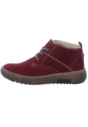 Bottines en suède rouge avec des lacets gris, dotées d'une semelle en caoutchouc beige texturé et d'accents de couture blanche. Doublure intérieure douce visible.