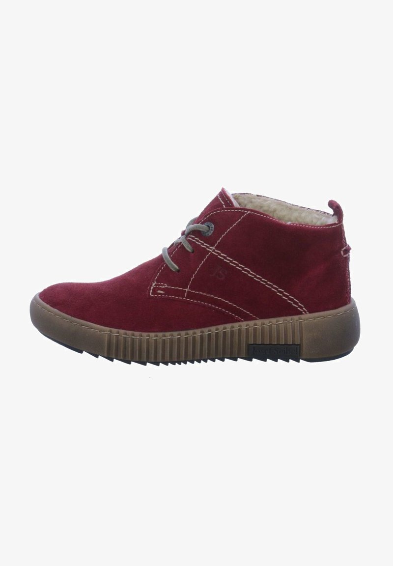Bottines en suède rouge avec des lacets gris, dotées d'une semelle en caoutchouc beige texturé et d'accents de couture blanche. Doublure intérieure douce visible.