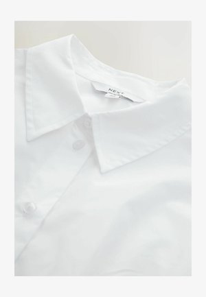 Hvid skjorte med krave i en glat struktur, udstyret med en lukning med to knapper og en pænt færdiggjort krave. Mærkeetiket synlig.