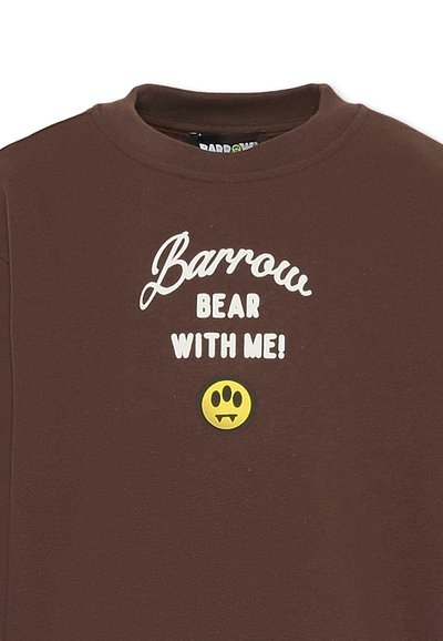 Brązowy bawełniany sweatshirt z okrągłym dekoltem z białym napisem "Barrow BEAR WITH ME!" oraz zielonym uśmiechającym się emotikonem z kłami.