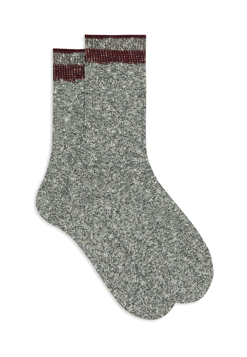 Calze lavorate a maglia in un pattern a macchie grigie e bianche con un risvolto a costine color bordeaux. Design a punta arrotondata con una texture morbida.