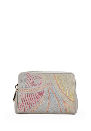 Cartera hecha de tela gris claro con bordados multicolores en rosa, azul, naranja y amarillo, que presenta patrones geométricos y un cierre de cremallera.
