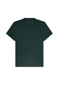 T-shirt vert foncé à manches courtes en tissu doux, avec un col rond et un logo discret sur la poitrine, coupe classique.