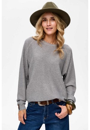 Grijs, textuur sweatshirt met lange mouwen, geribbelde halslijn en stikselaccenten, gecombineerd met blauwe jeans en houten armbanden.