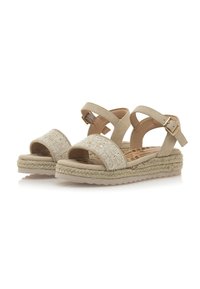 Sandalias de espadrilles beige con un upper tejido texturizado, correa ajustable en el tobillo y suela envuelta en yute. Cuenta con una plantilla acolchada.