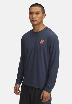 Navyblaues langärmliges Sportshirt aus einem glatten Material mit einem Under Armour-Logo in Rot und Orange. Runder Hals, lockere Passform und minimalistisches Design.