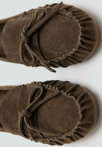 Rjavi mokasini iz semiša z nabranimi robovi in sprednjo pentljo, s prožnostjo gladke teksture in obliko z zaobljenim vrhom.