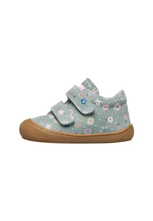 Sneaker in tela verde con motivo floreale. Caratterizzato da due cinturini a strappo, suola in gomma e punta arrotondata. Design leggero e casual.