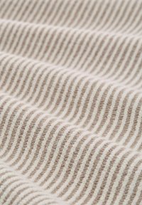 Tissu tricoté en beige et crème avec des rayures horizontales alternées. Texture douce avec des motifs de points visibles. Variation subtile de couleur.