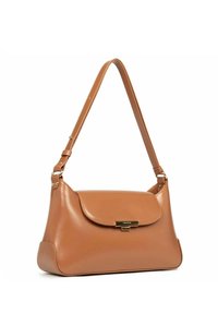 Borsa a tracolla in pelle marrone con pattina superiore, accessori in oro e tracolla regolabile. Texture liscia, forma arrotondata e senza motivi visibili.