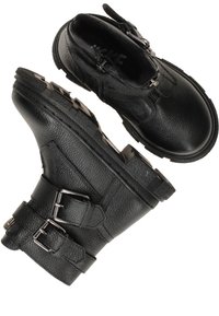 Zwarte enkelbotten met een textuurleer buitenkant. Beschikt over twee verstelbare zilveren gespen en een robuuste rubberen zool met grip.