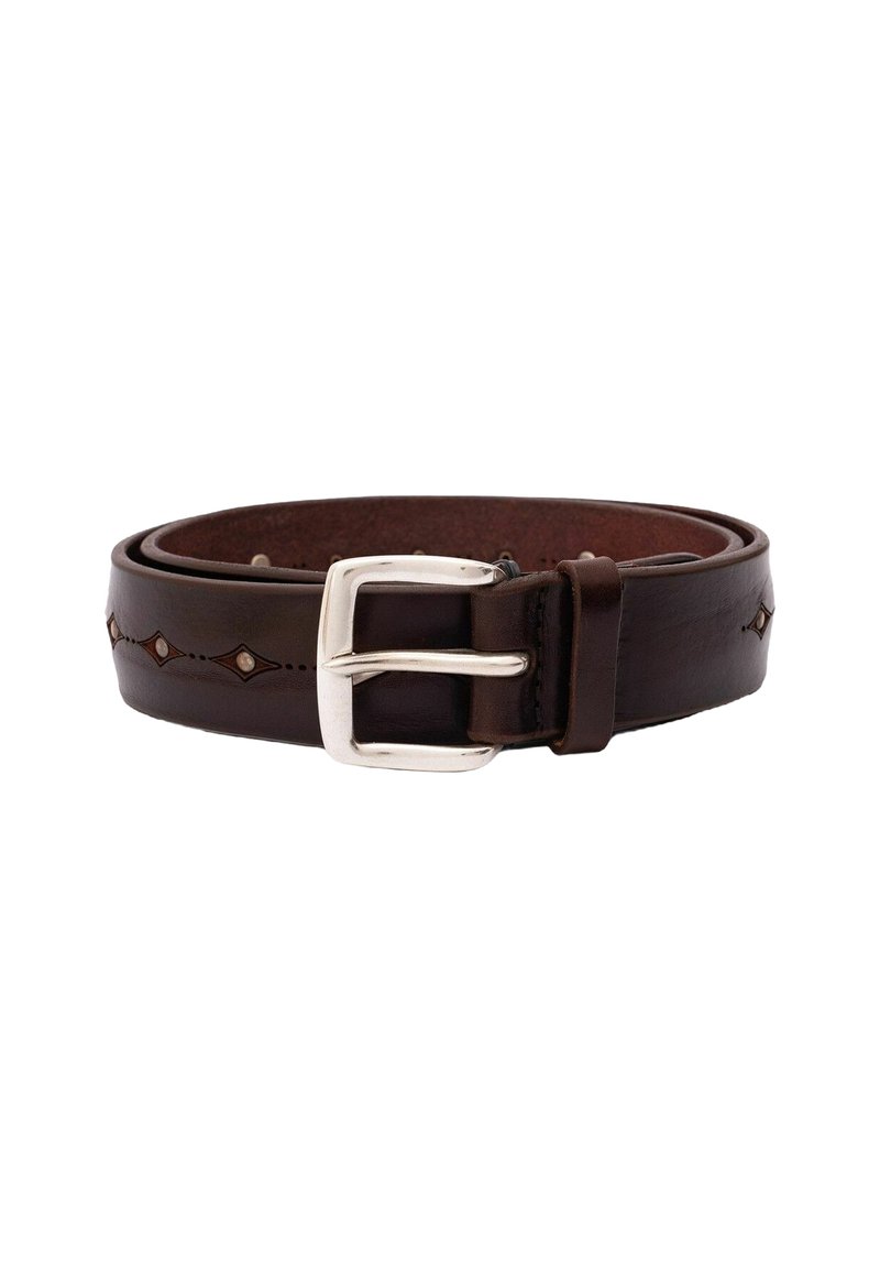 Cintura in pelle marrone con fibbia metallica argentata, cuciture decorative a diamante e superficie liscia. Le estremità sono arrotondate e presentano cinque fori per la regolazione.