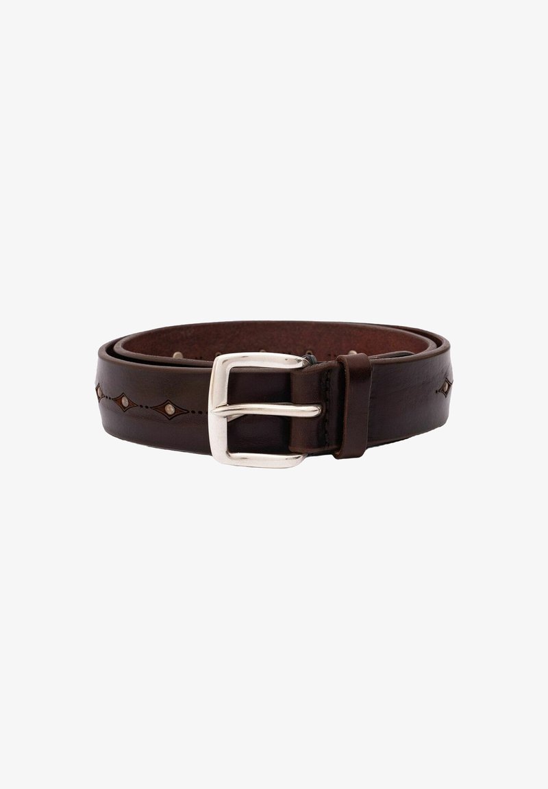 Cintura in pelle marrone con fibbia metallica argentata, cuciture decorative a diamante e superficie liscia. Le estremità sono arrotondate e presentano cinque fori per la regolazione.