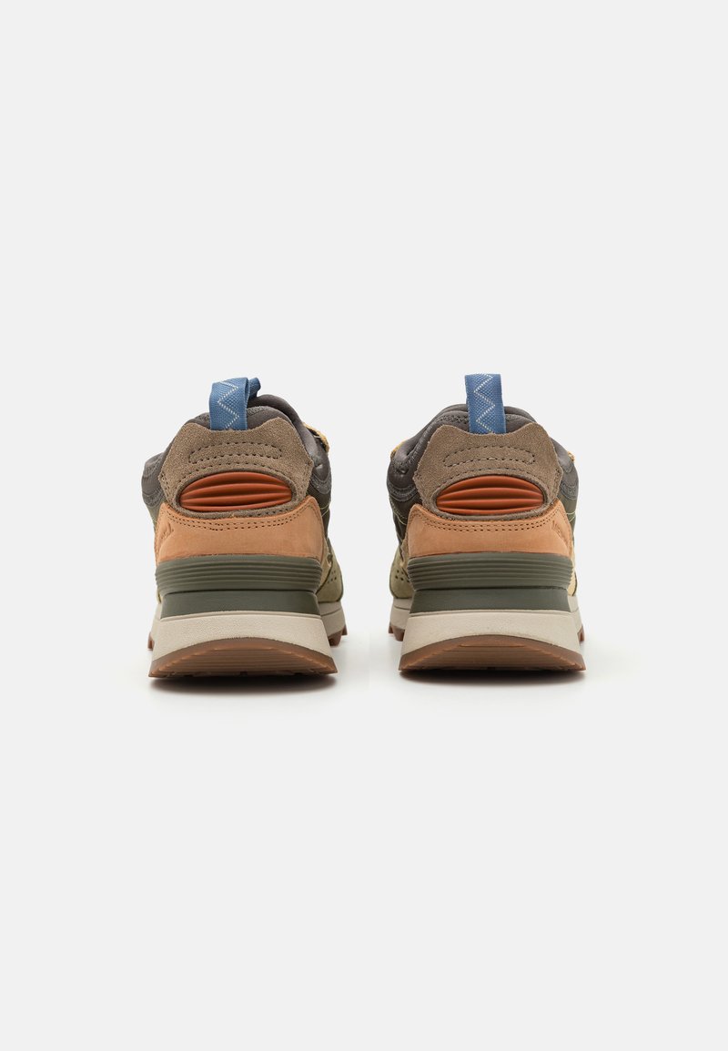 Tylny widok butów z mieszanką brązowych, zielonych i pomarańczowych odcieni, wykonanych z zamszowych i siateczkowych materiałów, z teksturowaną podeszwą oraz kontrastującymi niebieskimi akcentami.