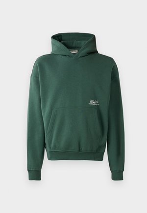 Sweatshirt à capuche verte en tissu doux, avec une poche kangourou devant et un détail brodé 2013 sur la poitrine.