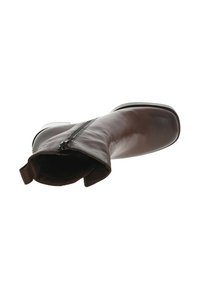 Botte de cheville en cuir marron avec une forme effilée, fermeture éclair sur le côté et finition texturée. La semelle est plate, offrant un design minimaliste.