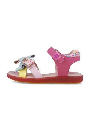 Sandal de colores para niños con correas rosas, amarillas y azules, un detalle de lazo y una suela de goma texturizada para mayor tracción.