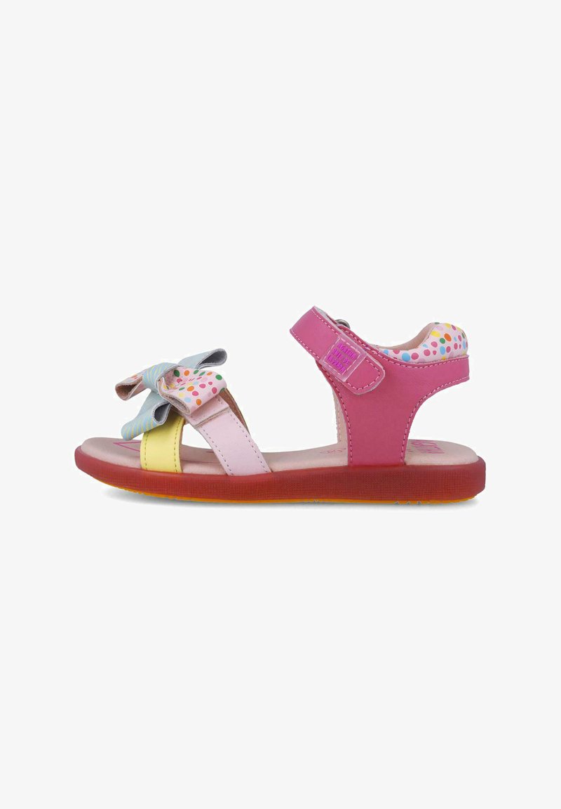 Sandal de colores para niños con correas rosas, amarillas y azules, un detalle de lazo y una suela de goma texturizada para mayor tracción.