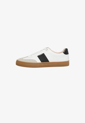 Weißer und beiger Sneaker mit schwarzem Seitenstreifen, brauner Gummisohle, weißen Schnürsenkeln und schwarzem Fersenlasche, von der linken Seite gezeigt.