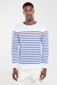 Langærmet hvid skjorte med blå og røde vandrette striber, der har en rund halsudskæring og en diskret logo-detalje på ærmet.