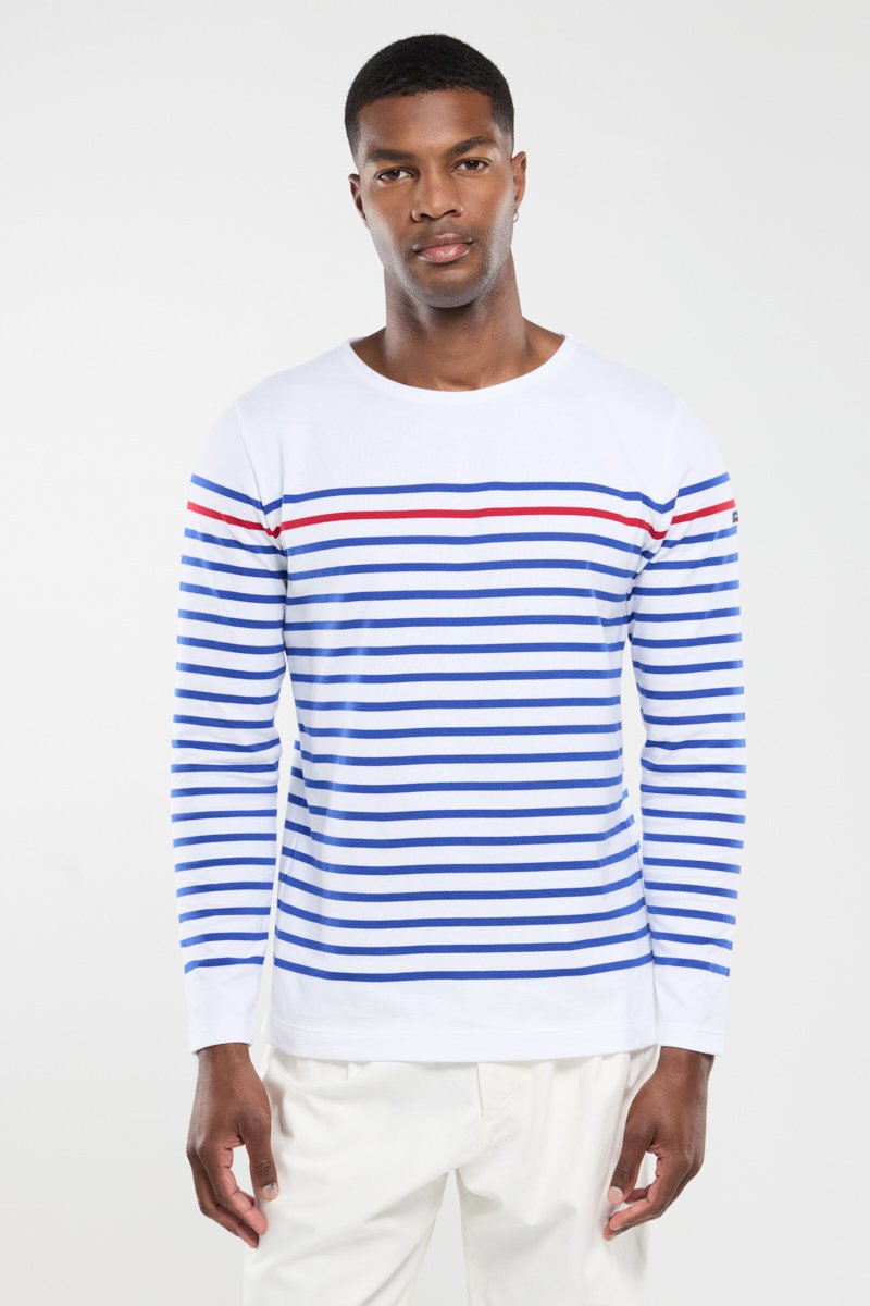 Langærmet hvid skjorte med blå og røde vandrette striber, der har en rund halsudskæring og en diskret logo-detalje på ærmet.