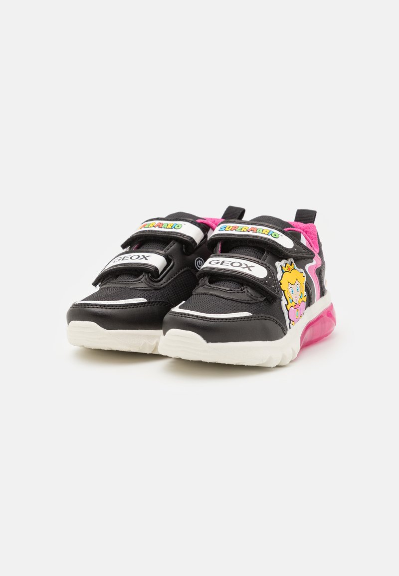 Zapatillas infantiles en negro y rosa, con material de malla y sintético, que presentan correas de velcro, un diseño de personaje de dibujos animados y una suela blanca.